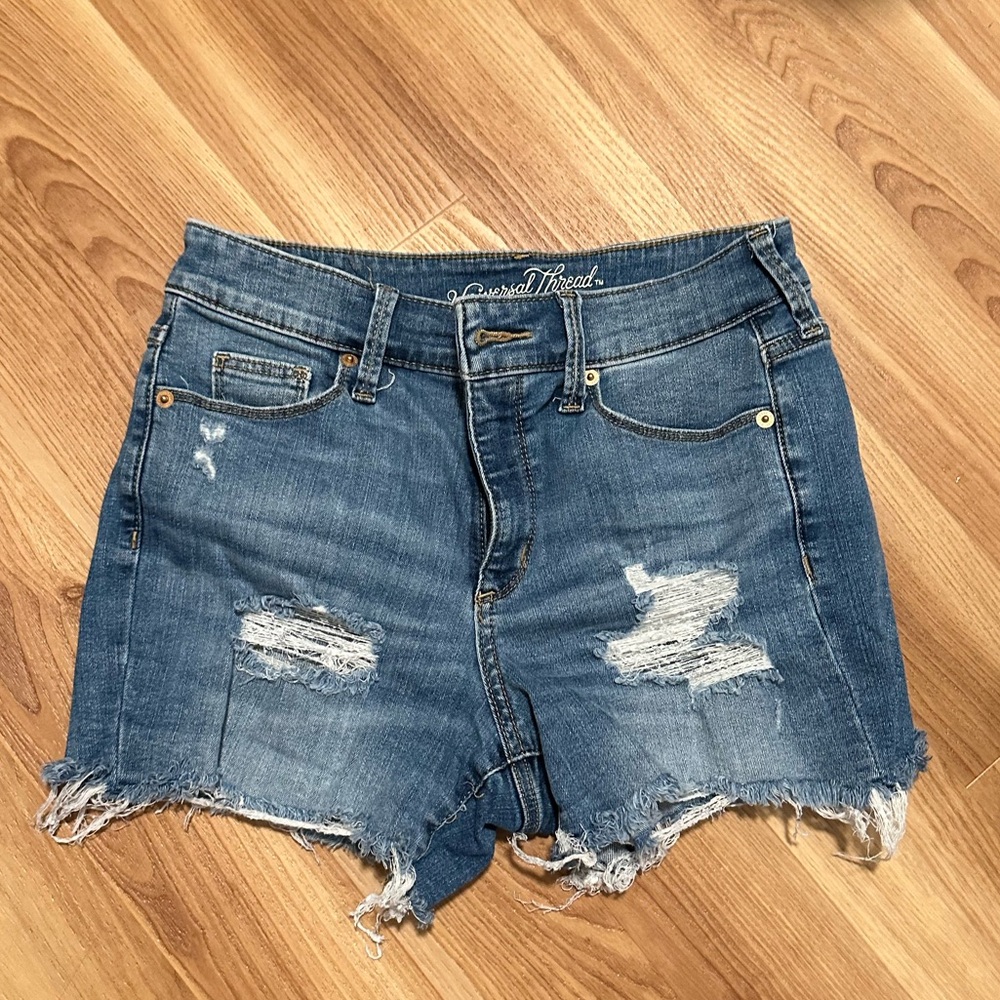 Universal thread distressed shorts